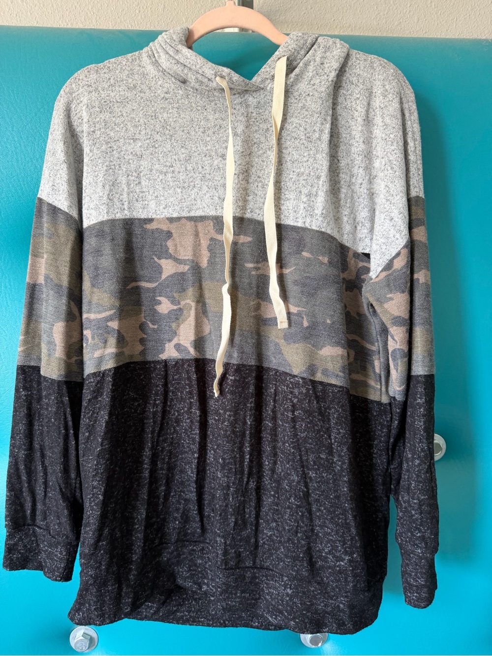 Women's Hooded Long-Sleeve Colorblock Tee with Camouflage Stripe - Gray/Black